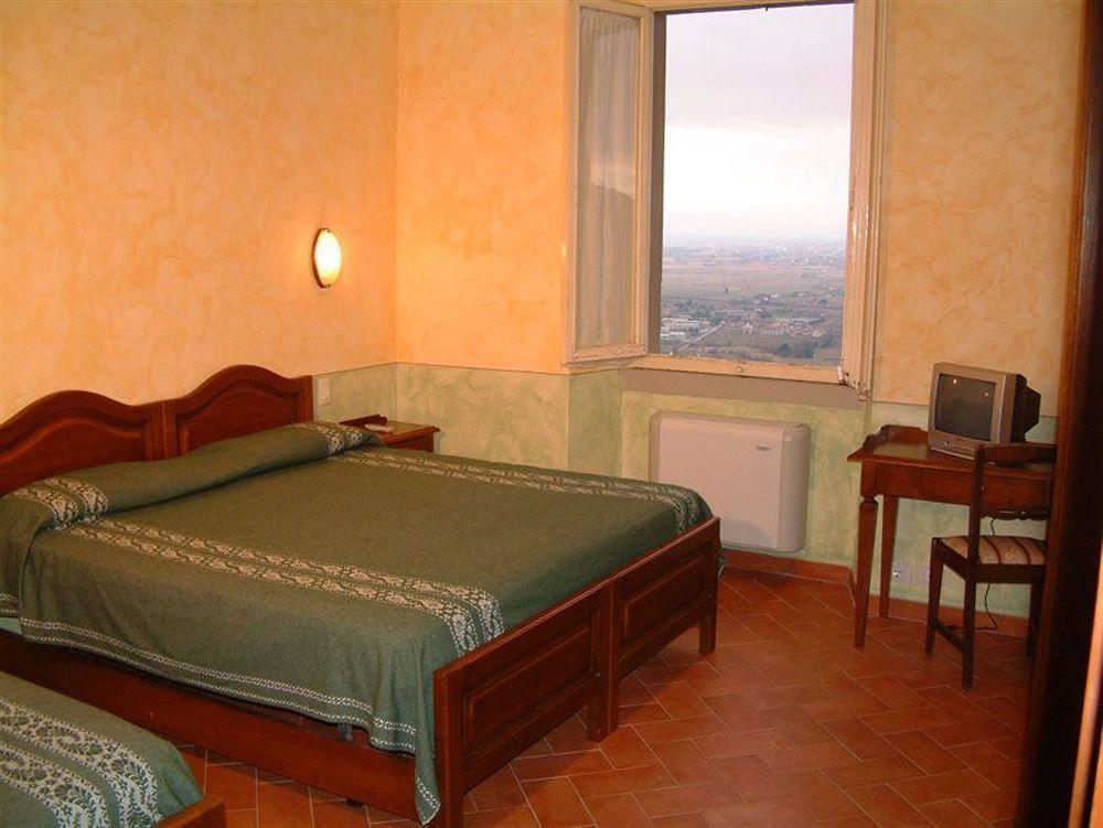 Hotel Oasi Neumann Кортона Екстер'єр фото