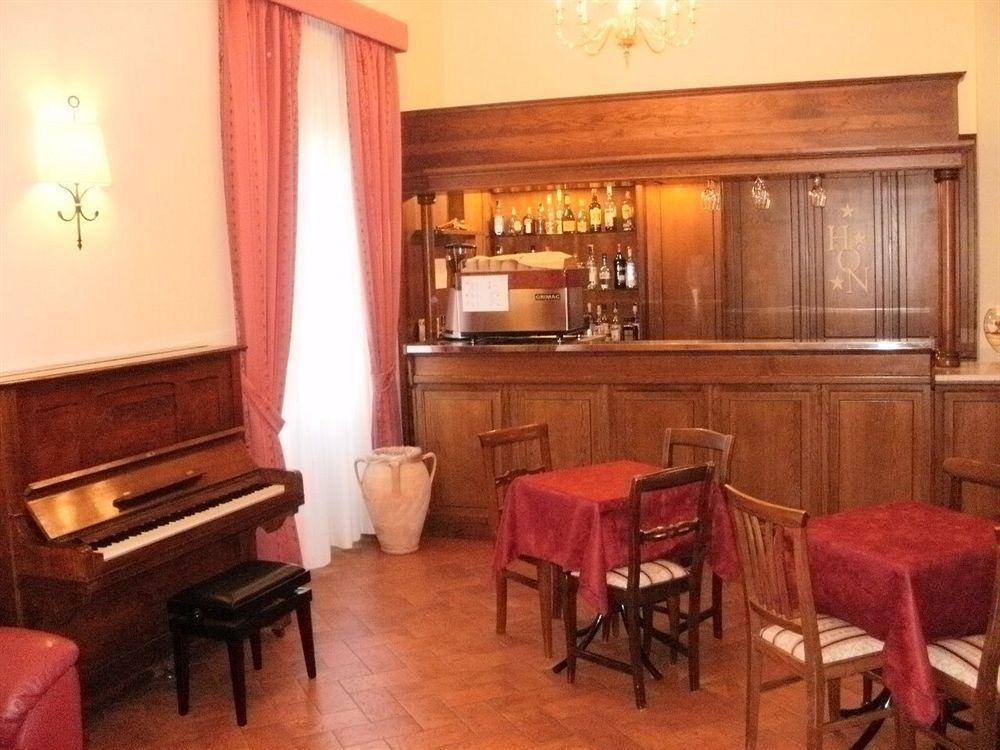 Hotel Oasi Neumann Кортона Екстер'єр фото