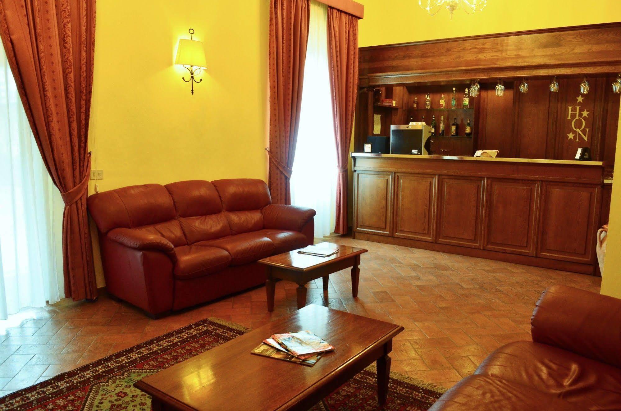 Hotel Oasi Neumann Кортона Екстер'єр фото